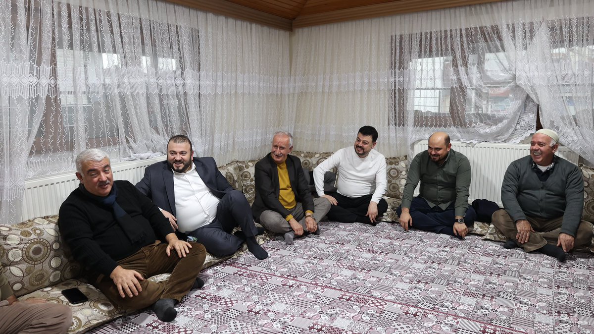 Arnavutköy’ümüzün değerli ailelerinden Deniz ailesini ziyaret ettik. 

Aile büyükleri Yılmaz ve Kasım Deniz’e samimi ev sahiplikleri için teşekkür ederim. Rabbim muhabbetimizi daim eylesin.
