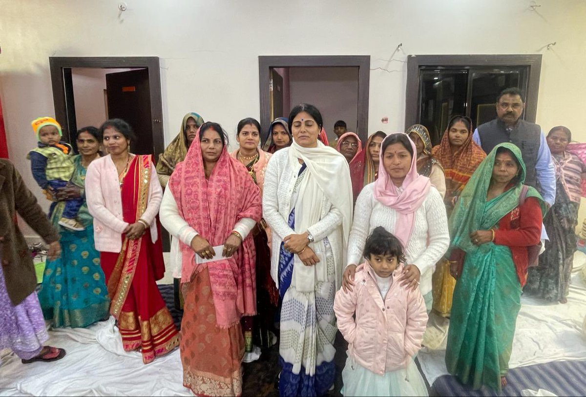 आज ग्रामसभा-रामपुर कामता प्रसाद, विकासखंड-लालगंज,विधानसभा-छानबे जनपद-मीरजापुर निवासी श्री श्यामनारायण सिंह की सुपुत्री के विवाह समारोह में उपस्थित होकर संपूर्ण परिवार को अपनी शुभकामनाएं दी।