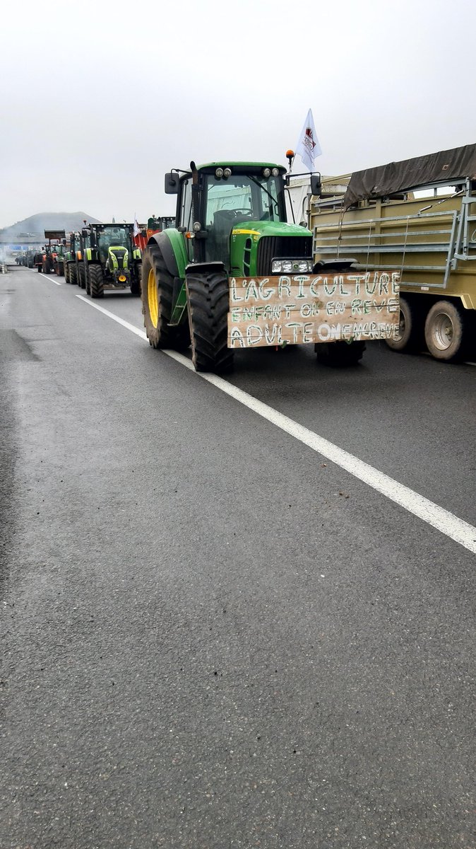 Guy_Lvt's tweet photo. Au Parlement Européen et à la rencontre des agriculteurs du @Departement63 pour prendre le pouls de la profession après les annonces du premier ministre @GabrielAttal
Premiers pas de député.
#AgriculteursEnColere #Europe https://t.co/GlTZ2Gxz1U