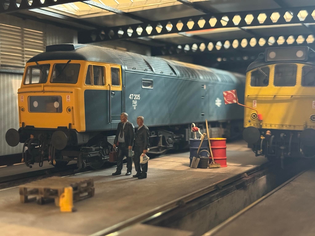 Modelu3d's tweet photo. Our thanks go out to Dale West for sharing this delightful image with us. We love how the sun comes through the roof of this Intentio shed to light up the locos.
Featured products:
1118 Loco Crew
1120 Loco Crew
#modelrailway #modelu #modelu3d #tmrguk https://t.co/uTN1hYt01P