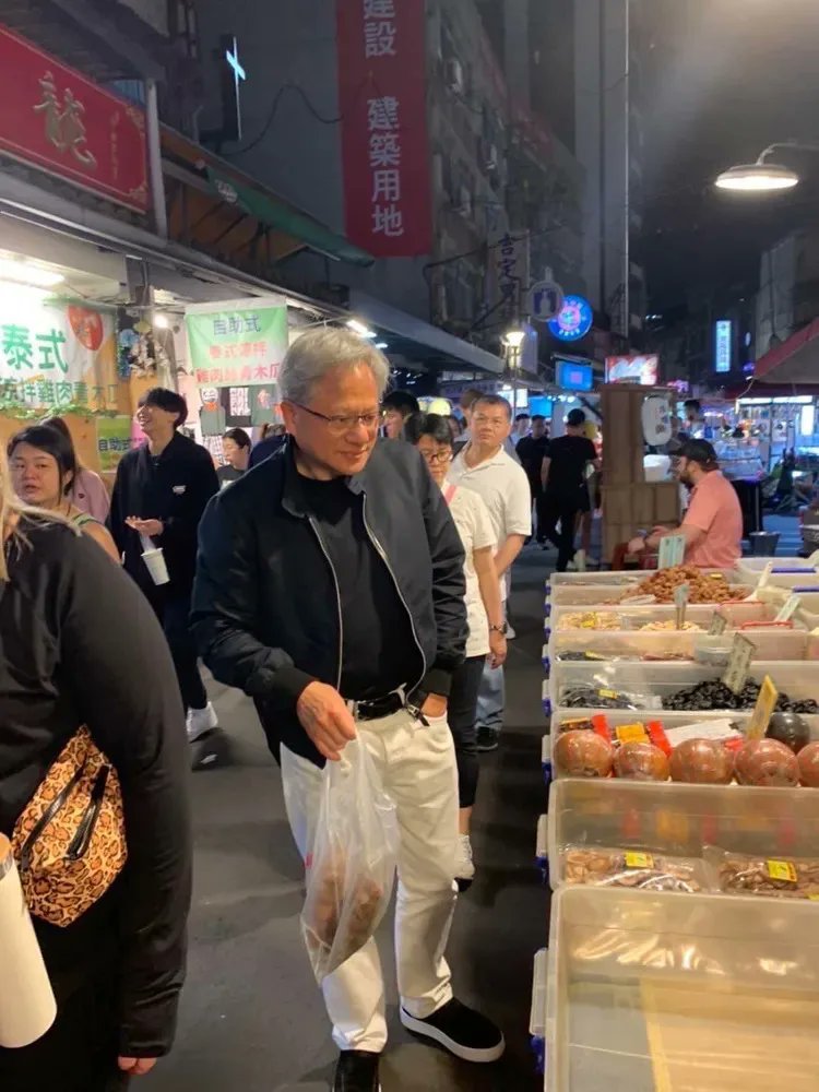 Ben_escrito's tweet photo. ¿Por qué estaba el CEO de Nvidia, valorada en 1T$, de compras en un mercado nocturno de Taipei?

Voló hasta allí para pronunciar un discurso de graduación en la NTU (National Taiwan University).

Estas son las 10 ideas más destacadas del discurso de Jensen: https://t.co/p7RMB0YLom