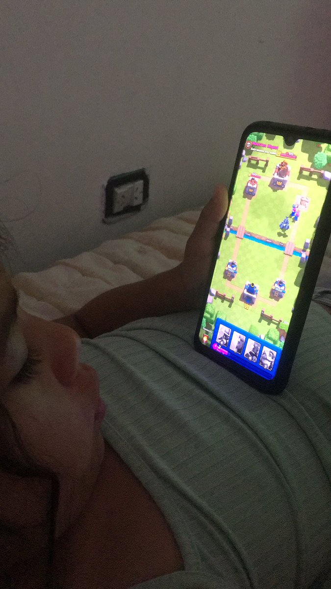 ustedes se hacen las gamers y mi hermanita juega al clash y es re humilde
