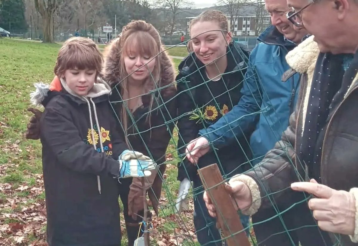 This morning I joined a Ukranian family to plant a tree in Morgan Jones Park 🇺🇦🏴󠁧󠁢󠁷󠁬󠁳󠁿. It was wonderful to meet Olena, Davyd and Daryna and to hear their story. Diolch i Ukrainians in Caerphilly, @CACGH01, @Keep_Wales_Tidy a'r cyngor. Rwy'n edrych ymlaen at weld y goeden yn tyfu 🌳