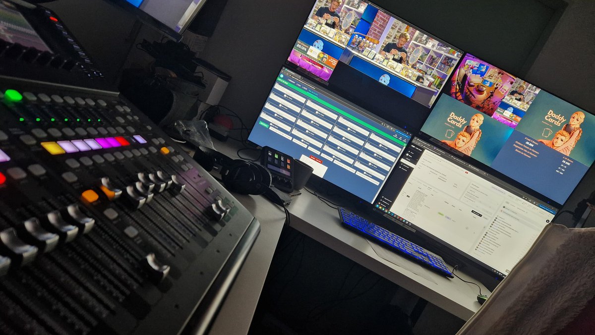 Auch heute geht bei uns im Studio wieder um Pokemon und das fröhliche Kartensammeln. #DaddyCards ist wieder da und verwandelt den Stream bei <a href="/Voggt_DE/">Voggt DE</a> in eine Gameshow.