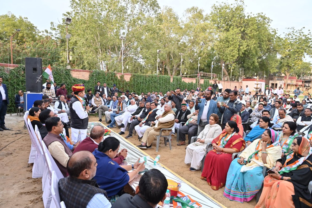 VaibhavGehlot80's tweet photo. अखिल भारतीय कांग्रेस कमेटी के निर्देश पर आगामी लोकसभा चुनाव हेतु नियुक्त जोधपुर लोकसभा क्षेत्र के समन्वयक श्री महेंद्र चौधरी जी के निर्देशन में विधानसभा क्षेत्रों लूणी, जोधपुर शहर, सरदारपुरा व सूरसागर के प्रमुख कांग्रेसजनों की बैठक में हिस्सा लिया। https://t.co/waF76MQY7t