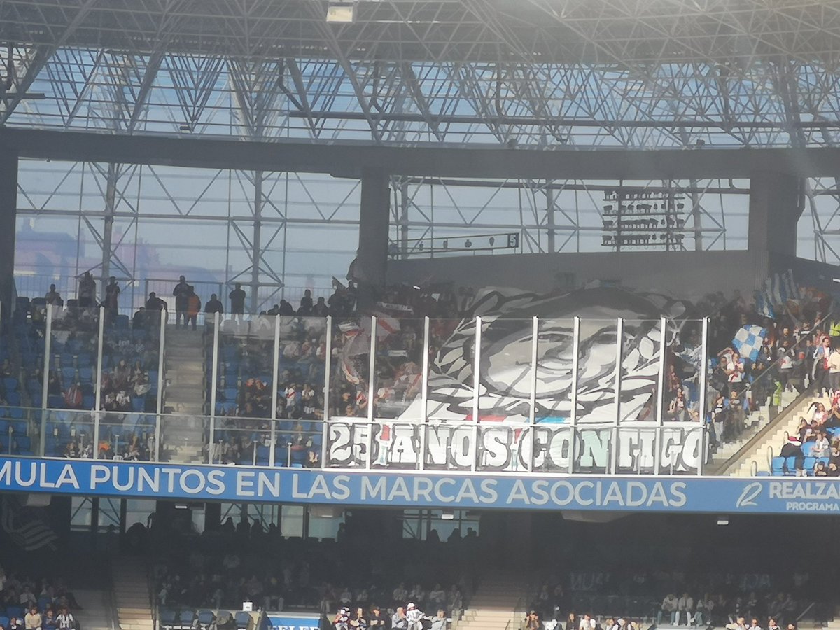 Ezer ikusten al duzue lehen argazkian? Bigarrenean, seguruenez, argiago ikusiko duzue. 

Herriarteko elkartasuna. Gaur, zalegoak irabazi du, batekoak eta bestekoak.

Aitor Zabaleta Arrate, beti gogoan!