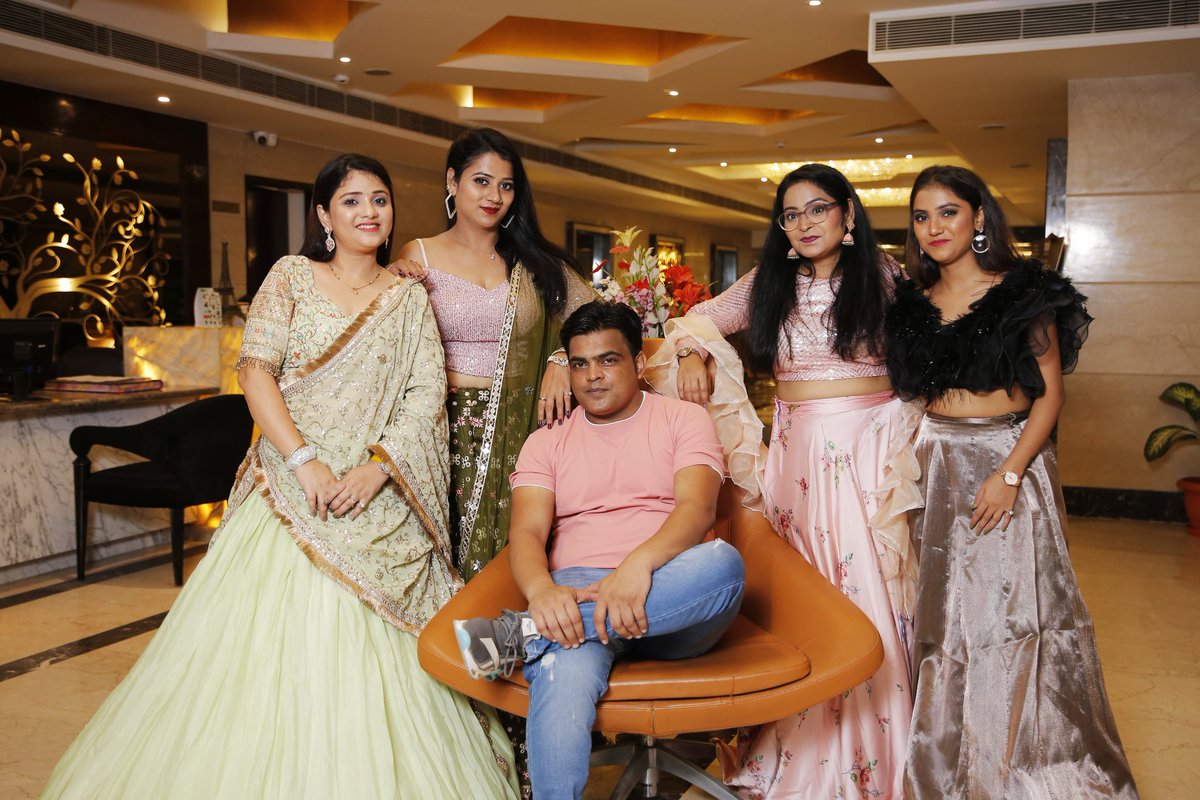 minimathur0007's tweet photo. "Find a group of people who challenge and inspire you,
Spend a lot of time with them, and it will change your life"
#mamta_mathur
#queenofindia #queen #skytouch #team
#actress #model #supermodel #instagood #shoot #mumbai #smile #google #googleimage #googlehome #googlepixel https://t.co/CdTmSaUyYj