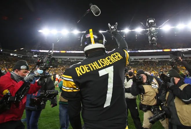 2 years ago Big Ben played his final game in Pittsburgh.

He had to own the Browns franchise one last time, (26-3-1 vs Cleveland)

What a moment 🙏

#Steelers