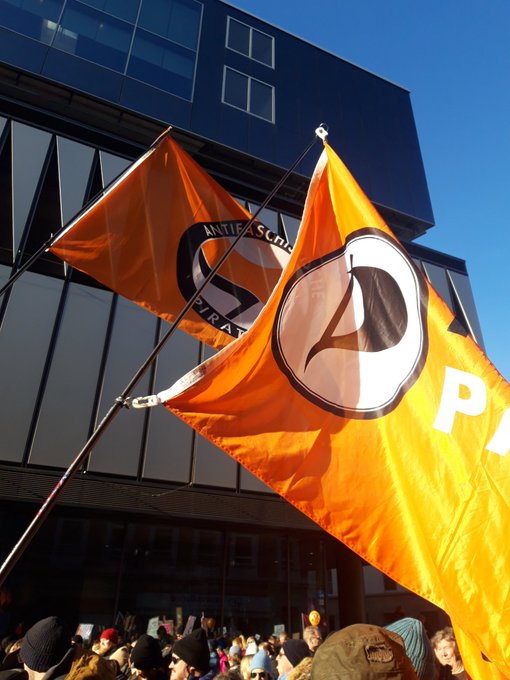Bei strahlendem Sonnenschein heute mit über 100.000 Menschen auf der Straße gegen Rechts. Demokratie braucht keine Alternative.
#d2701 #fckafd #Duesseldorf #dssq
Düsseldorf stellt sich quer – Gegen die AfD!