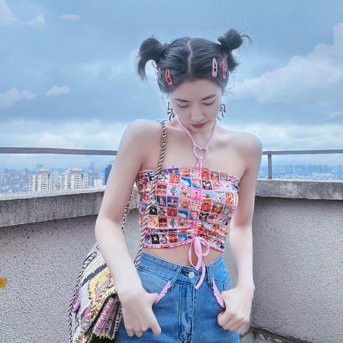 ⠀

       สาวหมวยสุดแซ่บจากแดนมังกร
       ถูกส่งตัวมาเรียนต่อที่ 𝗨𝗦𝗔

       #workนี้มีรัก

⠀