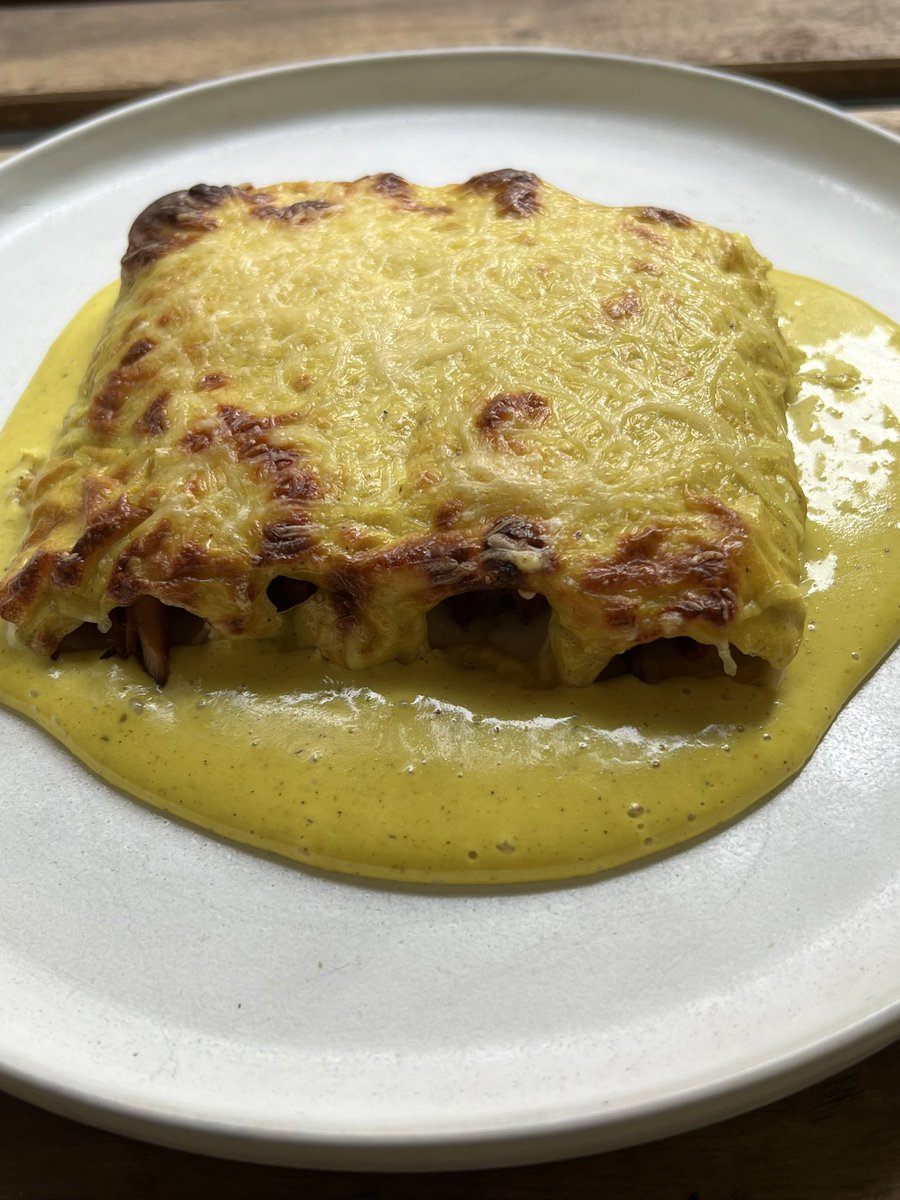 Canelón de pollo asado con bechamel de curry Colombo. Platazo de hoy en la cuchara de cesar