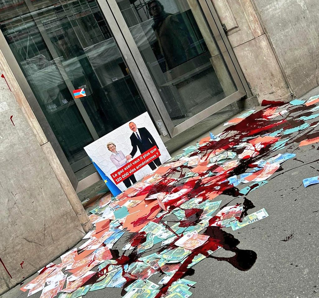 Devant le ministère de la culture ce matin.
 Une amie d'une dictature génocidaire, hostile à la France, n'a pas sa place dans le gouvernement.
#RachidaDati
#DatiAzérie
#DatiCorrumpue
#DatiDemission