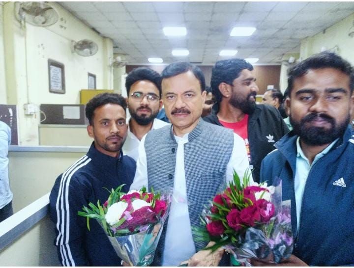 msvarg3's tweet photo. आज प्रदेश कार्यालय में माननीय मुख्यमंत्री डॉ मोहन यादव जी को प्राथमिक शिक्षक भर्ती प्रक्रिया के संबंध में फाइल दी।
प्राथमिक शिक्षक भर्ती प्रक्रिया जो अभी प्रचलन में है #पदवृद्धि कर सभी समस्याओं और विसंगतियों को दूर कर थर्ड काउंसलिंग की जाए।
@DrMohanYadav51 @BJP4MP https://t.co/58EUbuxA3y