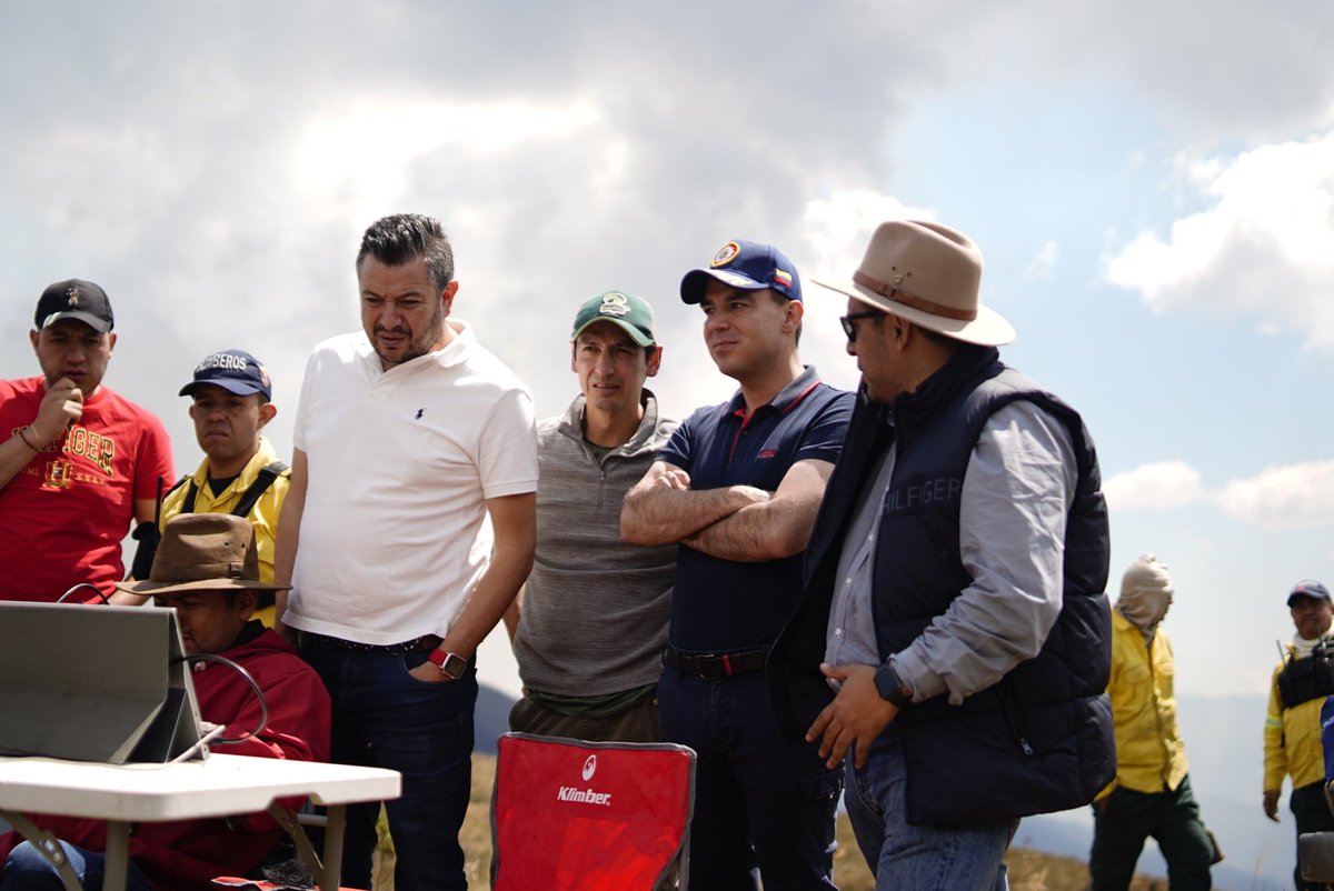 AlcSogamoso's tweet photo. 🧯 Así como a los ciudadanos voluntarios que llegaron al páramo para contribuir con su fuerza y trabajo manual.  Cómo a todos quienes donaron alimentos y elementos de protección. https://t.co/s9Cii9jxMm