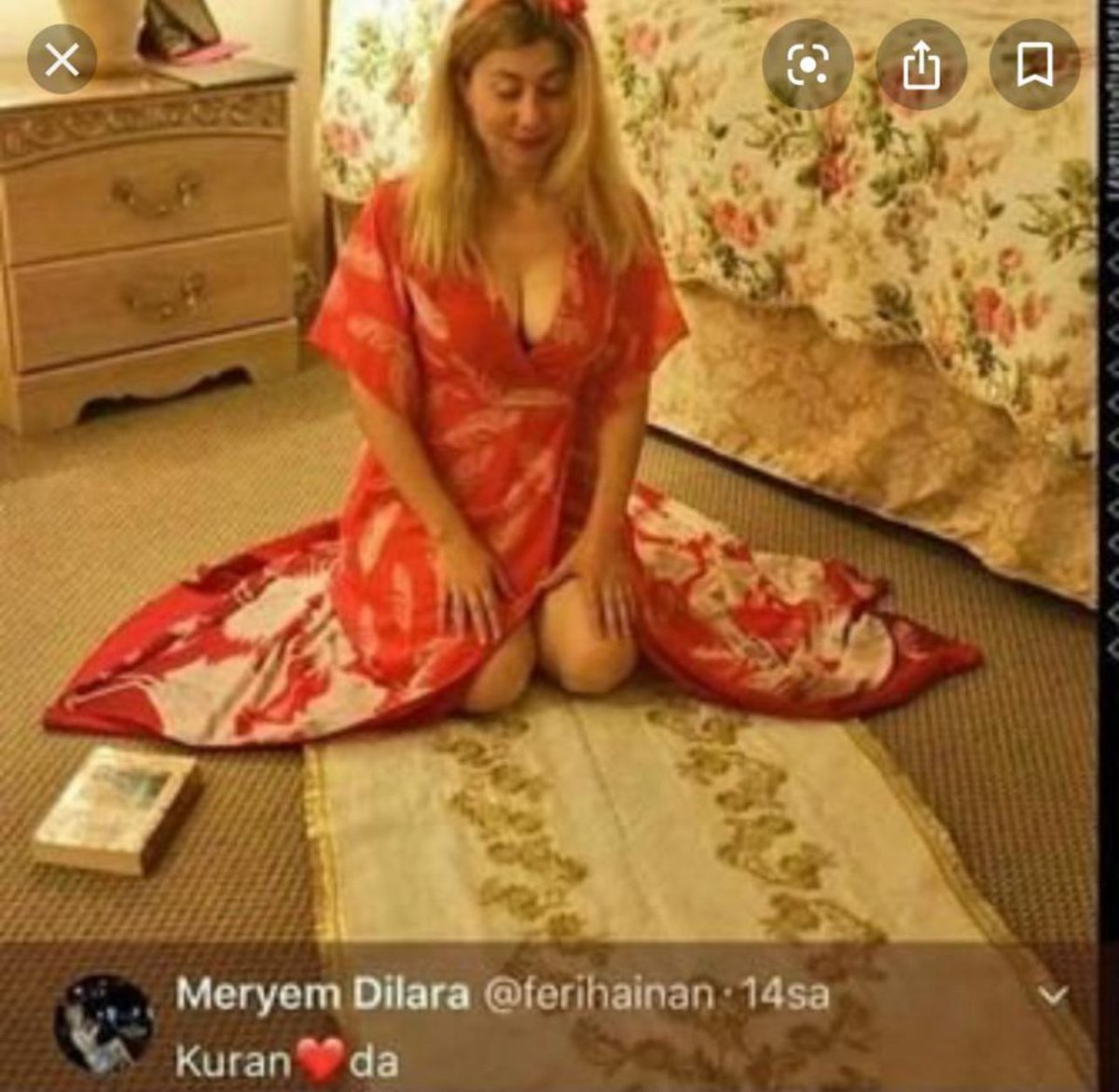 MusSKilic's tweet photo. 33. Derece bir Mason olan ve İsrail Mossad ilişkileri ortaya çıkan Adnan Oktar'a verilen görev belli 
2 ana çalışma alani var 
İlki siyasiler ve ünlülerin cinsel görüntüleri vasıtasıyla Mossad'ın eline koz sağlamak
İkincisi İsrail'e zararı olmayacak ortadoks bir İslam anlayışı oluşturmak
Bunun için bile cinsellik kullanildi
Resimde namaz kılan kadın şebekenin bir üyesiydi , hemen yanındaki kitap ise Adnan Oktar'ın içi saçmaliklarla doldurulmuş  Kur'an Fıkhı Fihristi