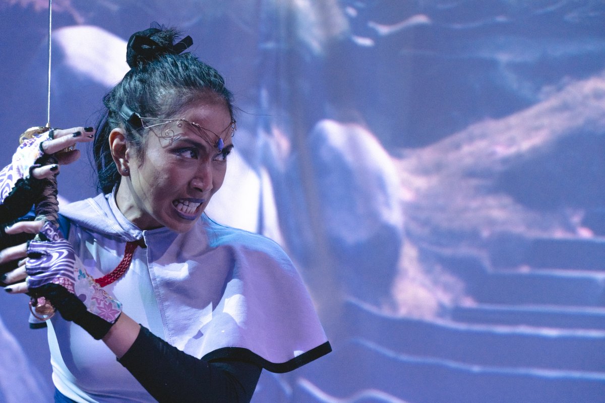 “Un día nos armamos de valor, salimos del espacio cerrado, tranquilo, y nos enfrentamos al monstruo que hemos construido y que creemos habita solo en nuestras cabezas, pero resulta que ese monstruo es real allá fuera y te desgarra.”
<a href="/cialasalamandra/">Cia. La Salamandra</a>