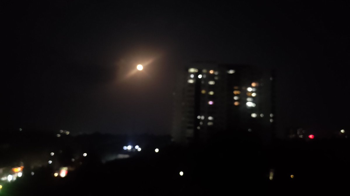 Sona_unplugged's tweet photo. Drop a moon pic from ur gallery.
#BeingHome❤️🫂🌹
@despanat ❤️🫂🌹
The moon is always there, both in the day and in the night.
So is the sun.
Being able to see them both depends on our vantage point.
If in outer space vs on earth :)
@DrAmbrishMithal ❤️🫂
@deeptisawhney 🌹❤️🫂 https://t.co/THGoxsgpW3