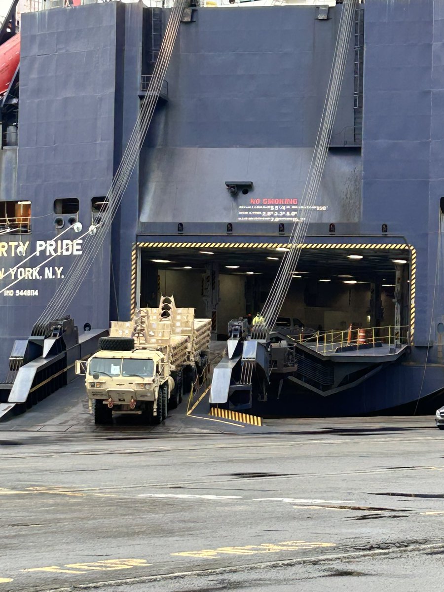 This longshoreman showed some skills backing up this LHS & trailer onto the vessel. As a @USArmy #88m, made me a little jealous that I don’t get to do much of this anymore, #transportationcorps #spearhead