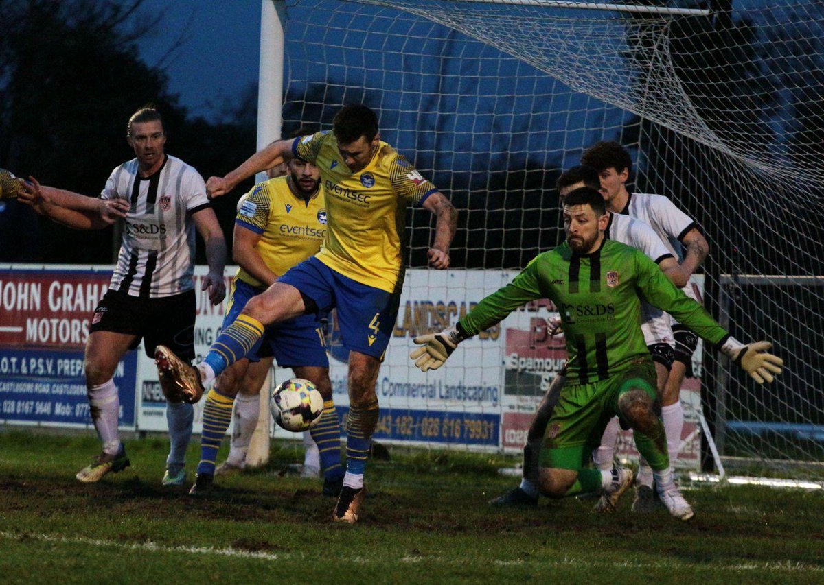 OfficialNIFL's tweet photo. 😲 96th minute of the game...

Beverland saves the day for @bangorfc ⚽

#PlayrFitChamp https://t.co/Pt8dCJd6ER
