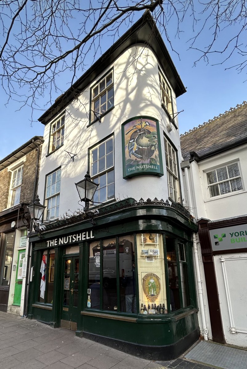 benchampniss's tweet photo. Britain’s smallest pub!!! 15x7ft! Would have been criminal not to have a pint of the local stuff in here! 

#thenutshell #burystedmonds #burysaintedmonds #Britainssmallestpub @GreeneKingIPA @greeneking https://t.co/h5hI02zYlx