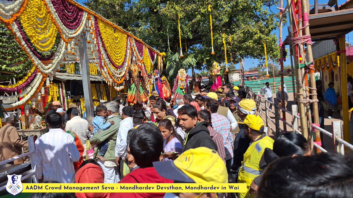 aniruddhasadm's tweet photo. At the request of the local authorities, 215 DMVs of Aniruddha's Academy of Disaster Management performed #CrowdManagement seva at #Mandhardev Devasathan, Mandhardev in Wai Dist. #Satara.
#AADM #Maharashtra #Academy https://t.co/RQkmUtzCsG