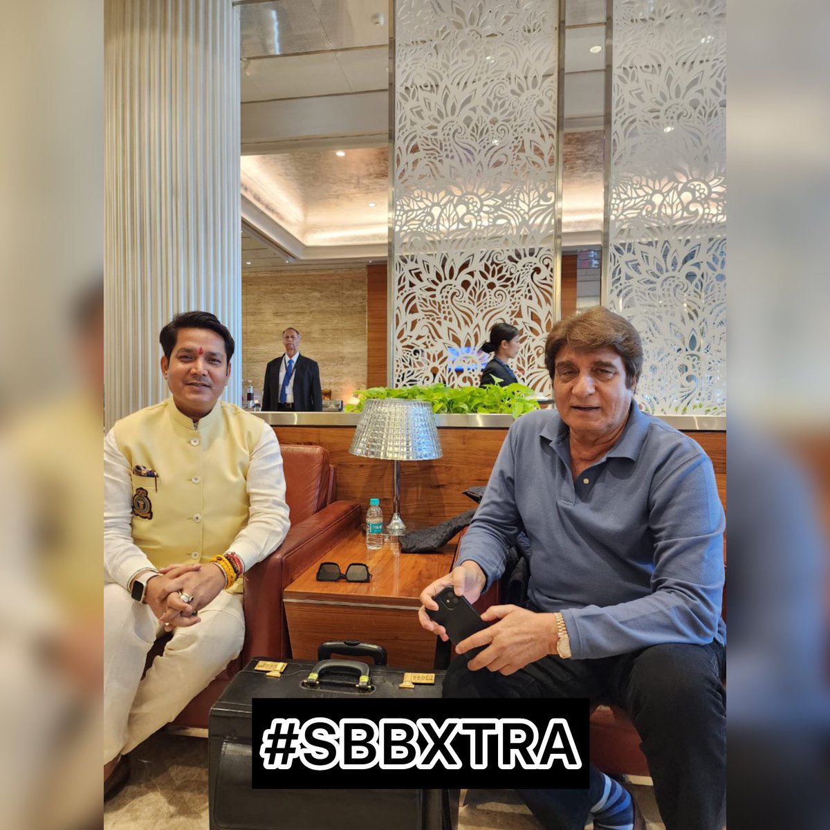 Noted astrologer Acharya Vinod Kumar Ojha spotted with veteran actor from the industry Raj Babbar.  

#acharyavinodkumar
#rajbabbar
#spotted 
#saasbahuaurbetiyaan 
#sbbxtra 
#atsbb 

@acharyavinodkumar

Source : @teamgolecha