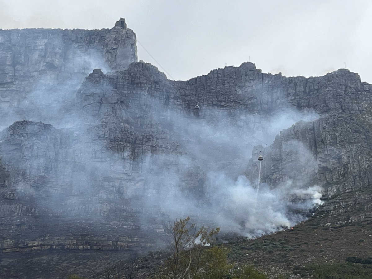 Never seen this before - the cable car helping fight the fire on the mountain. It had a lot of water too. #TableMountain