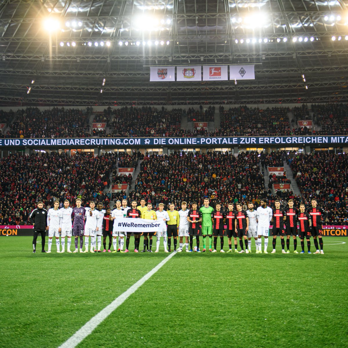 Am heutigen #HolocaustGedenktag gedenken wir gemeinsam der Opfer und stellen uns gegen jede Form der Diskriminierung.
 
#B04BMG #BundesligaWirkt
#WeRemember #NieWieder #NeverAgain