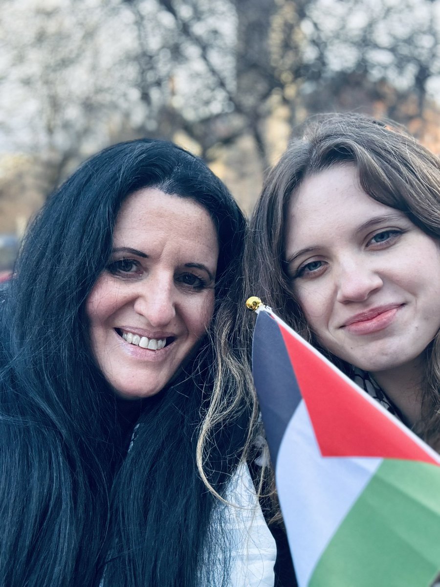 tweetcmuirhead's tweet image. Proud to have my youngest with me today standing in solidarity with #Gaza Both my teenage daughters are painfully aware of the genocide in Palestine. Their abundance of compassion &amp;amp; unwavering belief in equal human rights for all is without parallel 🏴󠁧󠁢󠁳󠁣󠁴󠁿❤️🇵🇸 #FreePalestine…