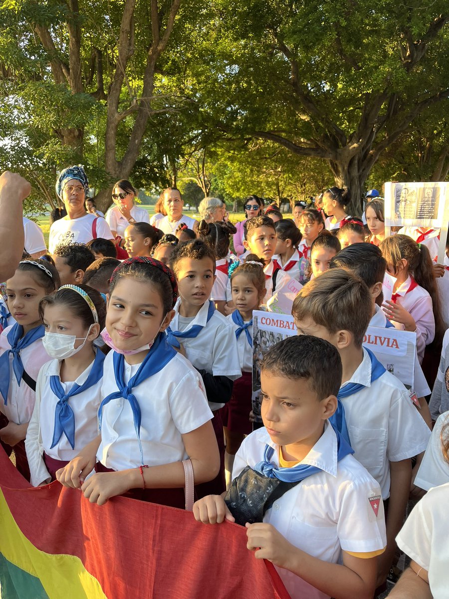 Esta mañana las plazas cubanas se llenaron de niños en un hermoso homenaje a Martí. Esta noche nos vamos con los jóvenes a la Escalinata de la Universidad de La Habana #ConElMismoFuego. 

Martí guía y seguirá guiando el alma de la nación. #MartíVive