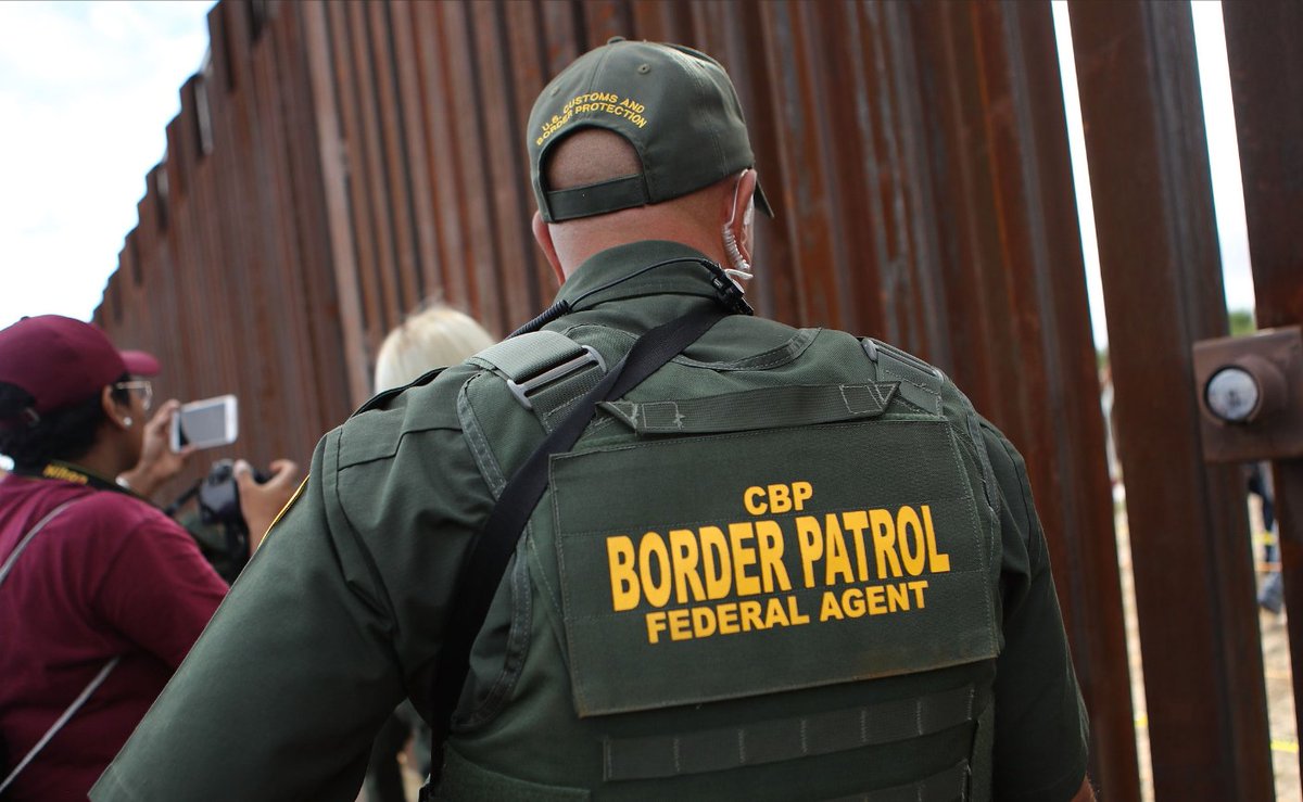 ConservBrief's tweet photo. BREAKING : Federal Border Agents have announced they will REFUSE to arrest Texas National Guard troopers and have "no plans" to remove razor wire along southern border.
Are Biden's border plans falling apart?
#StandWithAbbott #texasbordercrisis https://t.co/dMu0jNXism