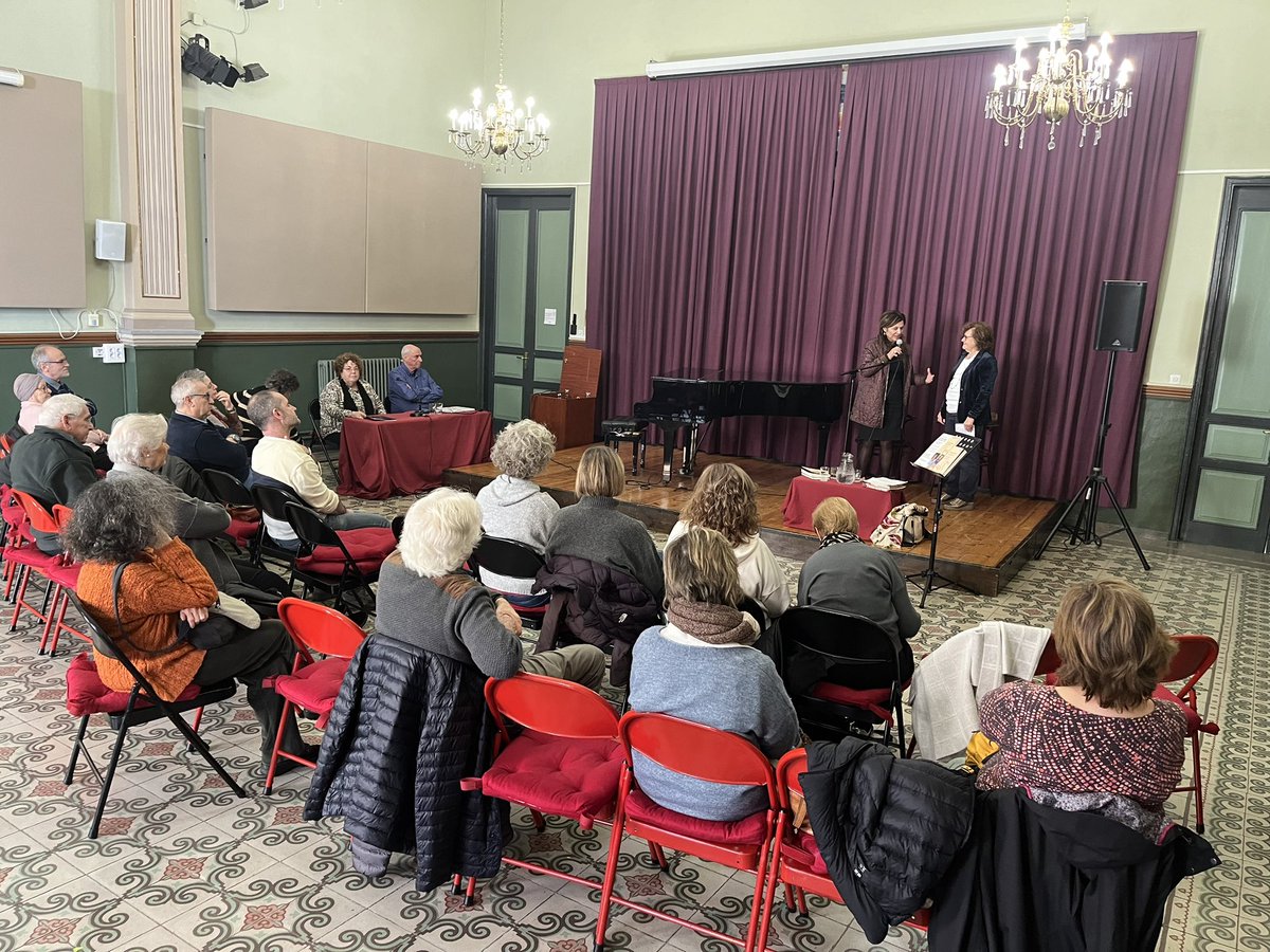 carmell777's tweet photo. Avui a la Biblioteca de Gelida s’ha presentat el llibre “El dring del sentit” de l’Esperança Castell. 
Dia entranyable i de retrobament després d’uns anys d’haver treballat plegades en el món  de la docència a professionals de la salut. El fil de l’amistat continua teixint nusos https://t.co/6TyEBQydUJ