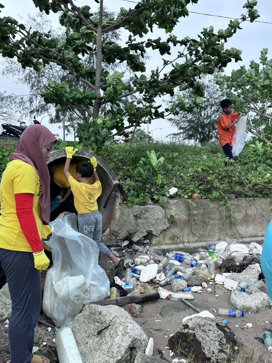 THMersing's tweet photo. 14 Heroes, including 10 #trashherokids. 108.9Kg of waste. 

It’s crucial to remove the ropes and nets from the beach so the tide wouldn’t take it back to the sea. Not the best, but certainly better. https://t.co/dUZiKR8tVX