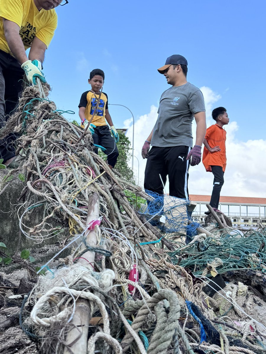 THMersing's tweet photo. 14 Heroes, including 10 #trashherokids. 108.9Kg of waste. 

It’s crucial to remove the ropes and nets from the beach so the tide wouldn’t take it back to the sea. Not the best, but certainly better. https://t.co/dUZiKR8tVX