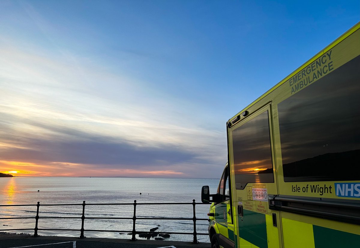 Chilly sunset at Totland this evening whilst completing paperwork 🚑 ☀️ <a href="/IOWNHS/">Isle of Wight NHS Trust</a> <a href="/OFFICIALIOWAS/">Isle of Wight Ambulance Service</a>