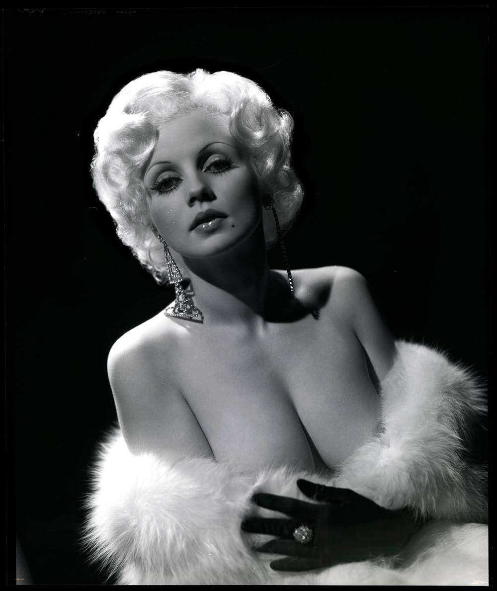 BEAUTIFUL SELECTION OF HISTORICAL PHOTOGRAPHS THE PAST youtu.be/yg8RQkCLv-w?si…  

1950s burlesque pinup Harlow Angel

#rarephotos #vintagevisions #vintagephotos #historicalphotos #oldphotos #woman #Hollywood #burlesque #pinup