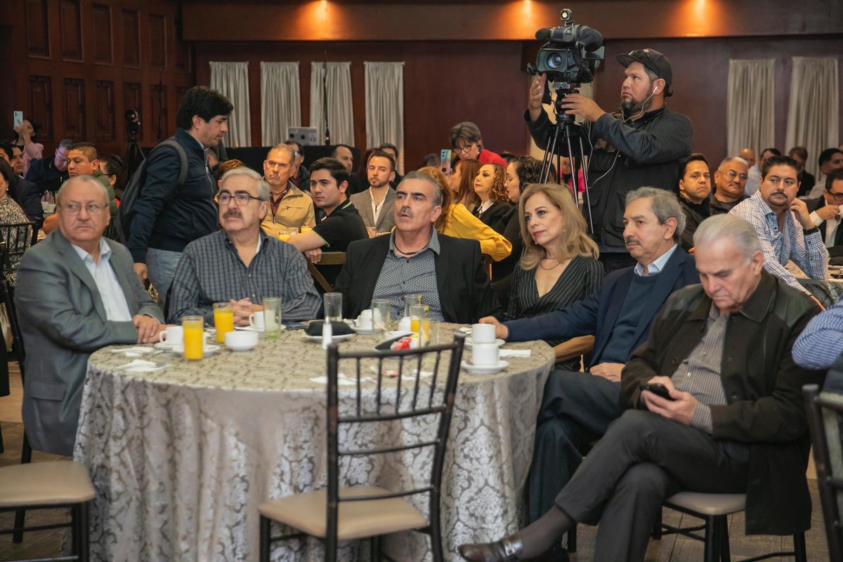 PLANTEA CESAR GARZA ARREDONDO TRANSICION Y RECONOCILIACION GENERACIONAL

Como parte de su activismo social, César Garza Arredondo propuso una transición hacia una reconciliación política generacional, y asi impulsar el desarrollo para Apodaca y NL.

👇👇
visionmty.tv/plantea-cesar-…