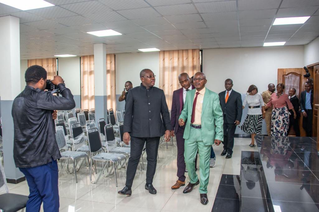 Andrick_bryan_'s tweet photo. Me @GuyLoando_ a procédé ce jour à l’inaugurat° du bâtiment qui abritera le siège de L’associat° des corps scientifiques de L’UNIKIN travaux financés par la #Fondat° Widal dont lui-même est Président, cet événement s’est passé dans l’enceinte de l’alumni que le président de https://t.co/zGTleRTyTj