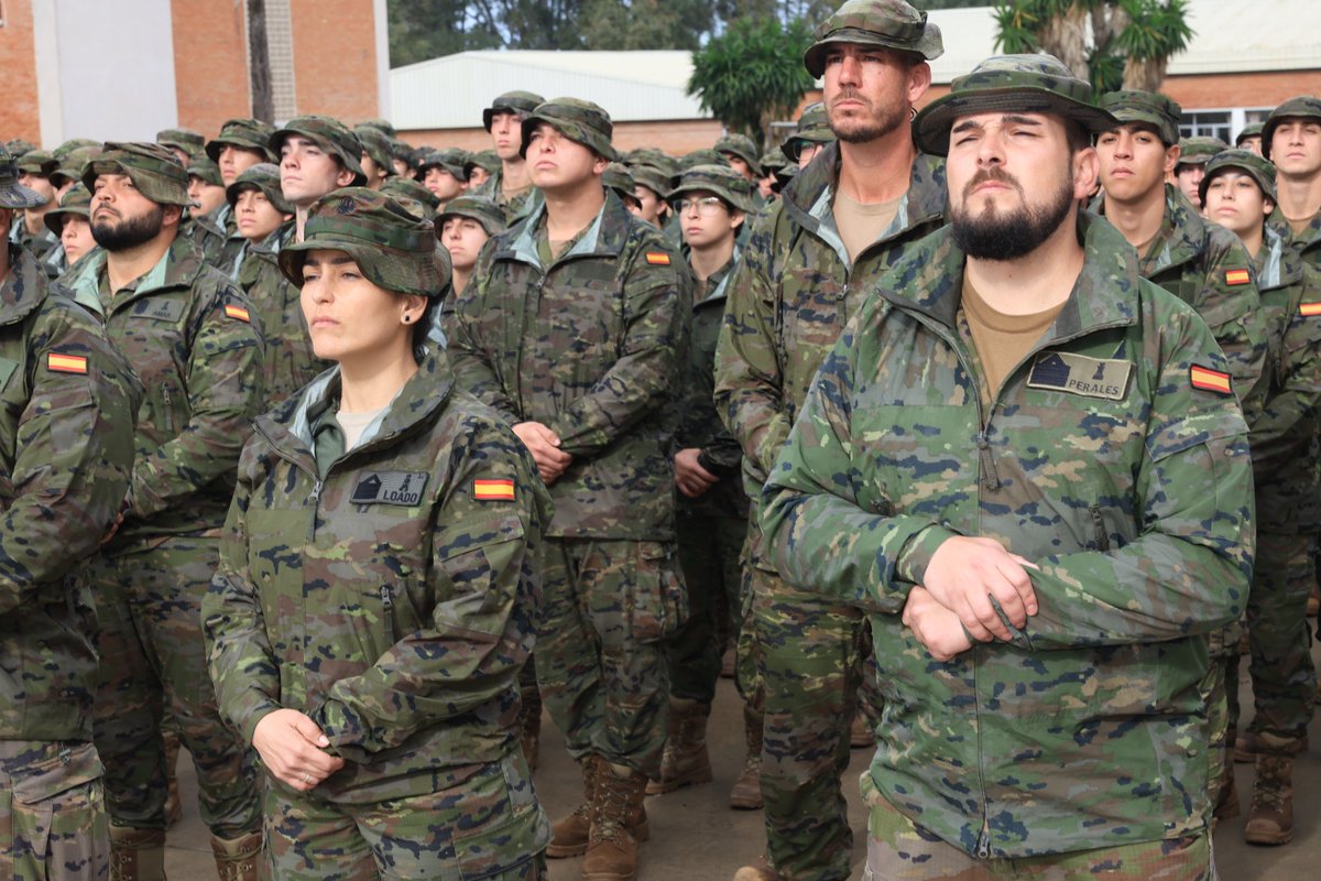 Defensagob's tweet photo. Enhorabuena a los alumnos del Centro de Formación de Tropa n° 2 de San Fernando #Cádiz que, tras jurar la bandera, acaban de convertirse en soldados profesionales.👏👏👏
Con vuestra preparación y vocación de servicio seréis un valor en nuestras #FuerzasArmadas ¡¡MUY ORGULLOSOS DE VOSOTROS!!💪💪🫶🫶