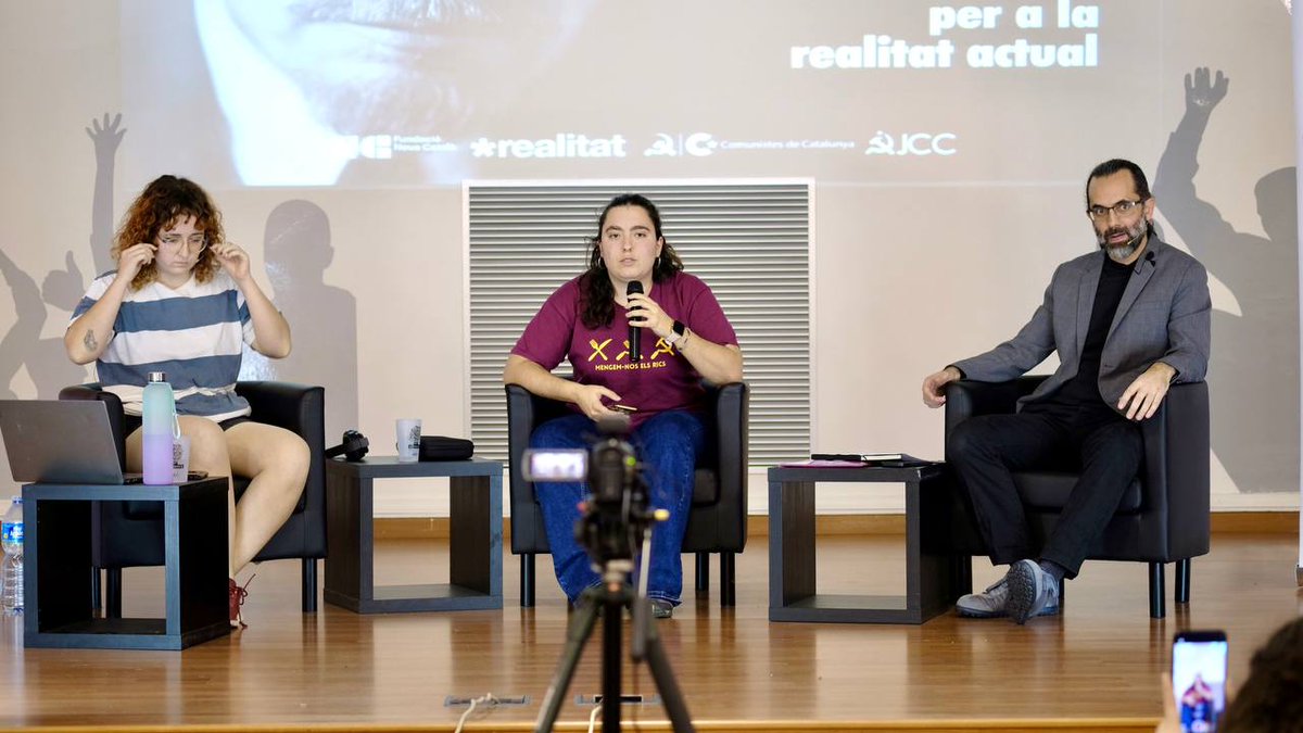 comunistes's tweet photo. @adelinaescande @JoanTafalla1 @NeusCatala_fun @larealitat @jcc_cat 2️⃣ La segona taula porta per títol "Lenin com a pensador per a la realitat actual".

💭 Aquí, la @so_dana acompanya a l'@HSanchezMira i a la @lurssia mentre reflexionen sobre la vigència de la figura i del pensament de Lenin, demostrant el fil de connexió amb el nostre context. https://t.co/dpYy9GnkW0