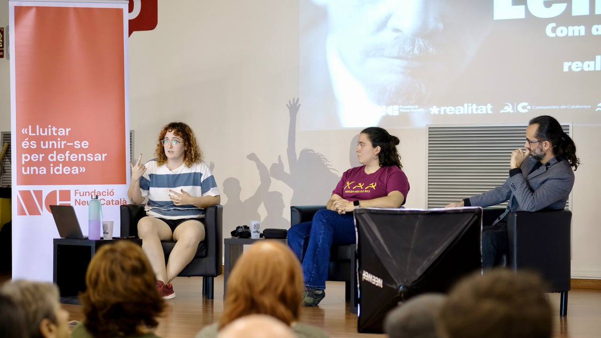comunistes's tweet photo. @adelinaescande @JoanTafalla1 @NeusCatala_fun @larealitat @jcc_cat 2️⃣ La segona taula porta per títol "Lenin com a pensador per a la realitat actual".

💭 Aquí, la @so_dana acompanya a l'@HSanchezMira i a la @lurssia mentre reflexionen sobre la vigència de la figura i del pensament de Lenin, demostrant el fil de connexió amb el nostre context. https://t.co/dpYy9GnkW0