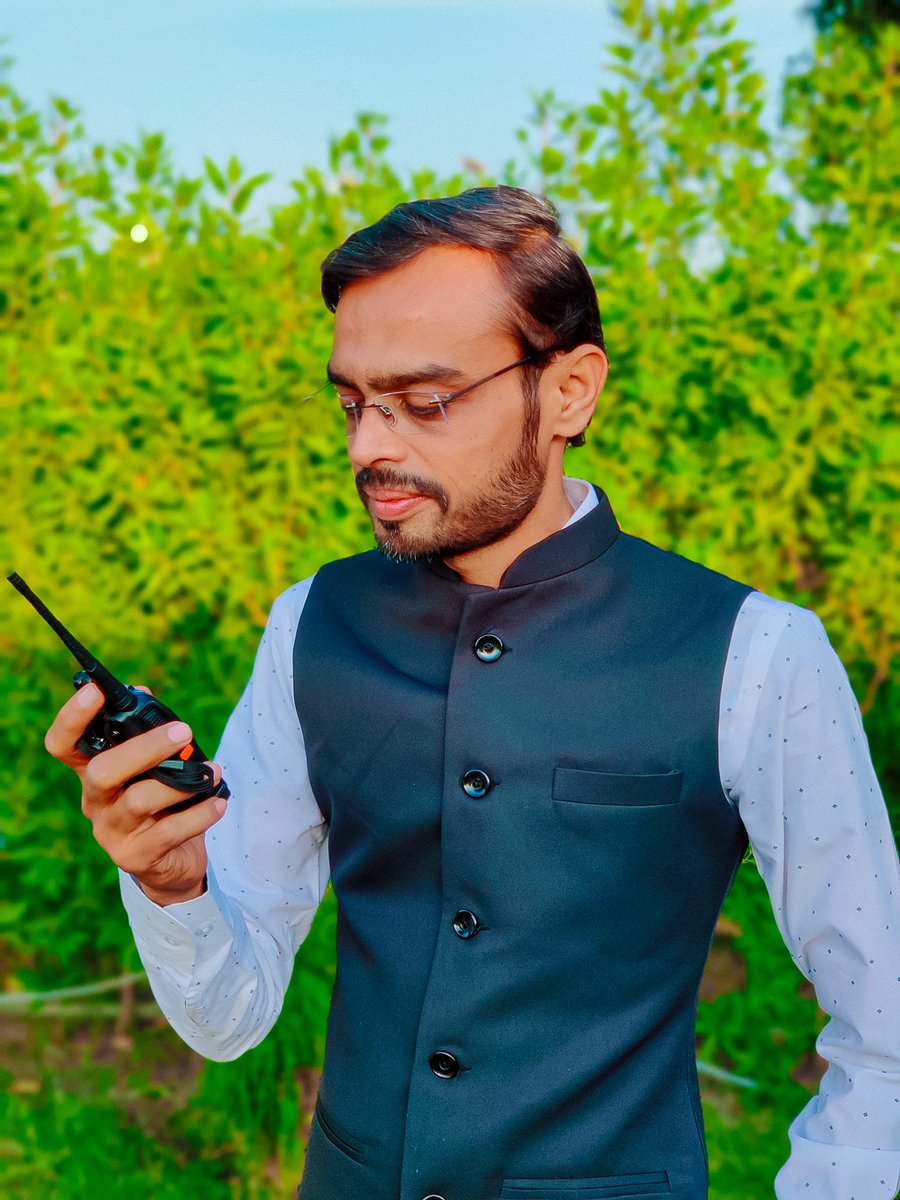 AnkitKevadiya1's tweet photo. આરામગાહ એક બનાવી તો રાખી’તી   
ફૂરસદ કદી મળી જ નહીં કામકાજથી   

મૌલિક જીવન ન માણી શક્યા લોકલાજથી 
જીવ્યા અને મરી ગયા લોકો રિવાજથી

વૈભવ મળ્યા છે તમને બધા જેના વ્યાજથી 
જીવી ગયો ગરીબ એ રોટી ને પ્યાજથી

- રઈશ મનીઆર https://t.co/fGGFXFsk74