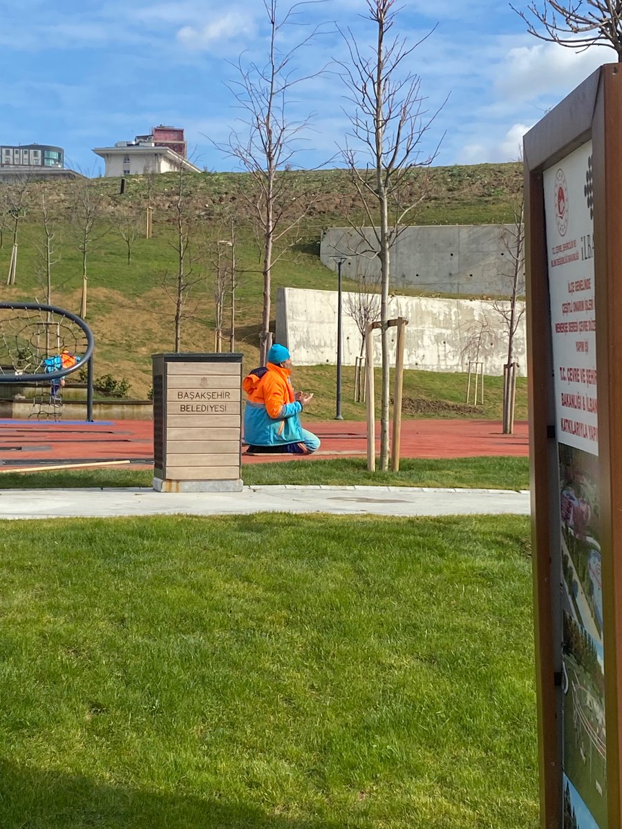 Bugün şöyle bi manzara ile sımsıcak oldum. İş arasında yüzünü kıbleye dönmüş iki abi. Yeryüzü Allah’ın mescididir ve Rabb’e boyun eğmek bir şereftir. Sebep ve mekan farketmeksizin kulluğundan eksiltmeyen herkese selam olsun. Abinin ettiği duaya amin dedim. Siz de deyin.