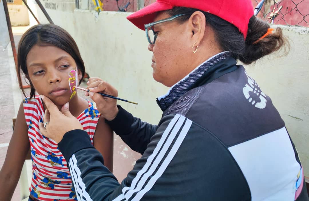 MinTrabajoVE's tweet photo. Hoy #26Ene continúa el despliegue del Plan Amor en Acción en los estados Amazonas, Anzoátegui, Carabobo, con las autoridades del #MPPPST ¡Atención y más atención para nuestro pueblo! 

#JusticiaYVerdad

@NicolasMaduro
@ViceSocialT_ve 
@torrealbaf 
@MervinMaldonad0 https://t.co/J6OZvgxqAY