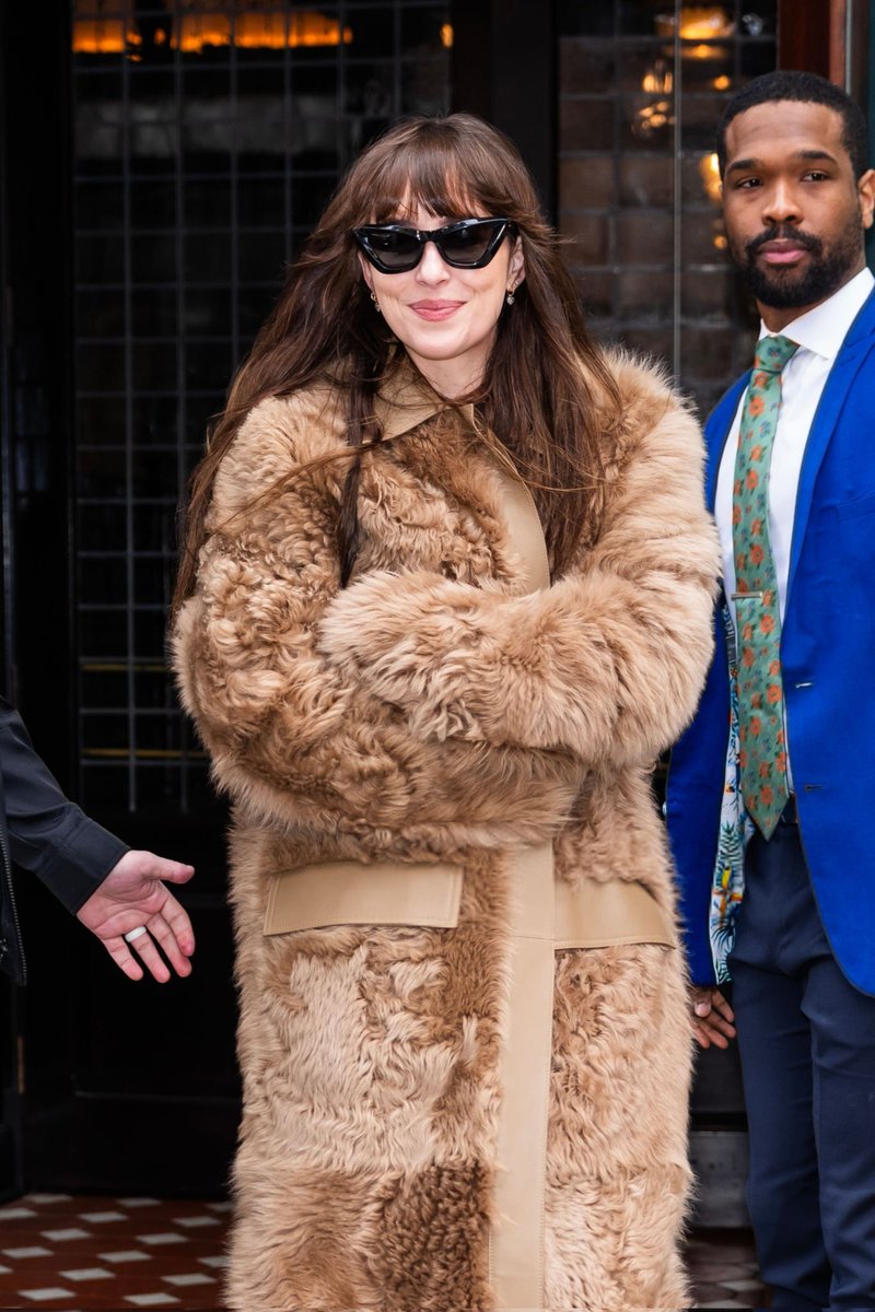 badpostsdakota's tweet photo. Dakota Johnson leaving her hotel in Tribeca on January 27, 2024 https://t.co/W3cHUa8OEO