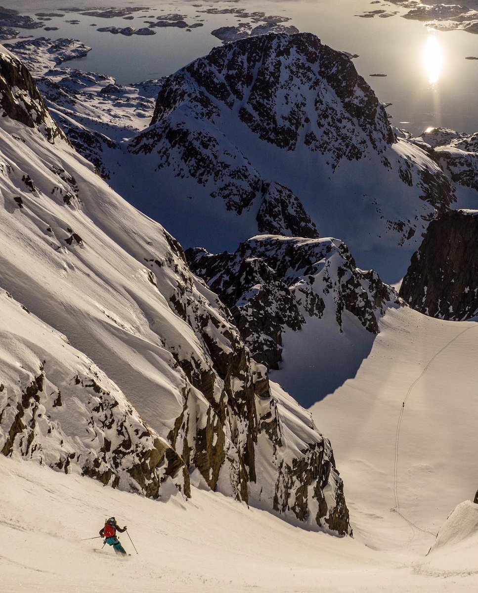 As in life and in the mountains, things don’t always line up the way you want....and sometimes they do. @kitdski finding everything lining up quite nicely. Happy Monday folks! @djiglobal @thenorthface