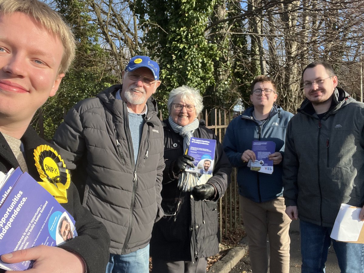 ⭐️ Fab to be out speaking to voters in Hamilton today!

🗣️ Lots of conversations had and great levels of support for @theSNP

🏴󠁧󠁢󠁳󠁣󠁴󠁿 Westminster doesn’t work for Scotland - we need Independence to get rid of unelected Tory Governments for good!

#ForScotland #ActiveSNP #VoteSNP