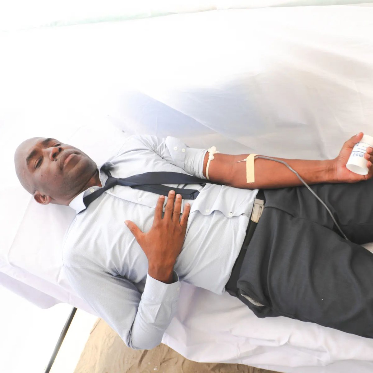 "Ifahamike kwamba hakuna kiwanda cha damu, ili kuokoa maisha ya mwananchi ni sisi wenyewe tunapaswa kuchangia, nimeona ni vema kutoa sehemu ya damu yangu kwa ajili ya kuokoa maisha ya wananchi wenzangu" - Mkurugenzi Mabelya