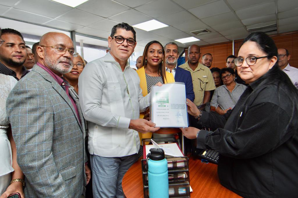 MIRA_LF2020's tweet photo. Con Aquilino Serrata, (Son), veremos una alcaldía que valora y promueve la igualdad  y el desarrollo de la mujer. 👩‍💼💚🫶🏻

#JuntosPorUnMunicipioNuevo #AquilinoSerrataAlcalde 
#RescateRD https://t.co/l5fv6tvhpt