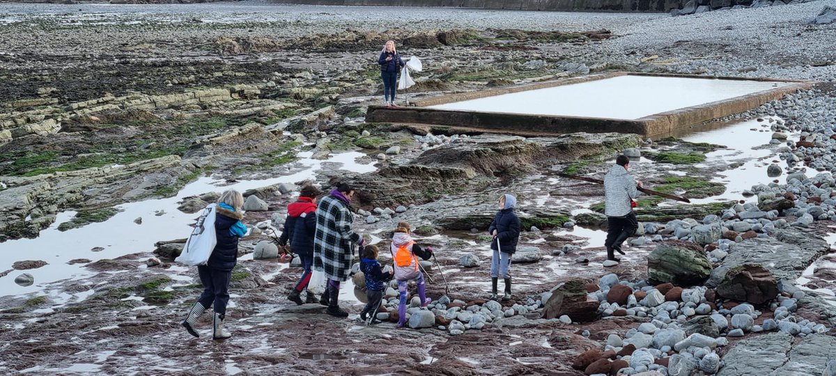 Watchetscouts's tweet photo. Today our #RNSeaScout Group were out assisting with the #Watchet community beach litter pick. #Beavers #Cubs #SeaScouts #ExplorerScouts . @SomersetScouts @MoorsAndCoastal @scouts https://t.co/a0D4udEKOp
